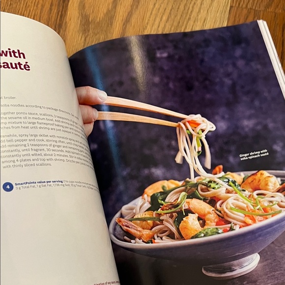 WW Year-Round Fresh Cookbook Weight Watchers Soft Cover 150 Recipes 2018 - Picture 5 of 6